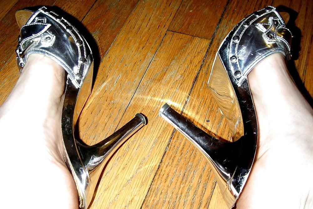 16P Sarah Showing Off Sexy! Legs and Heels
