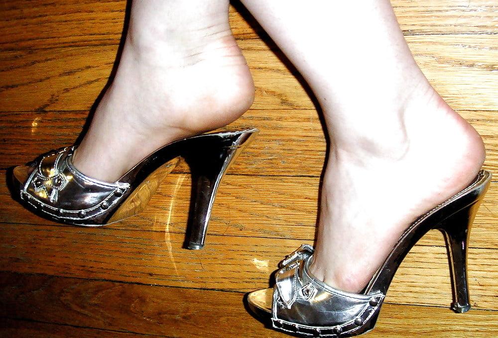 16P Sarah Showing Off Sexy! Legs and Heels