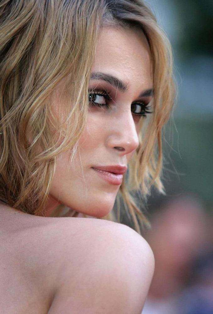 25P Keira Knightley - Gold Gucci dress