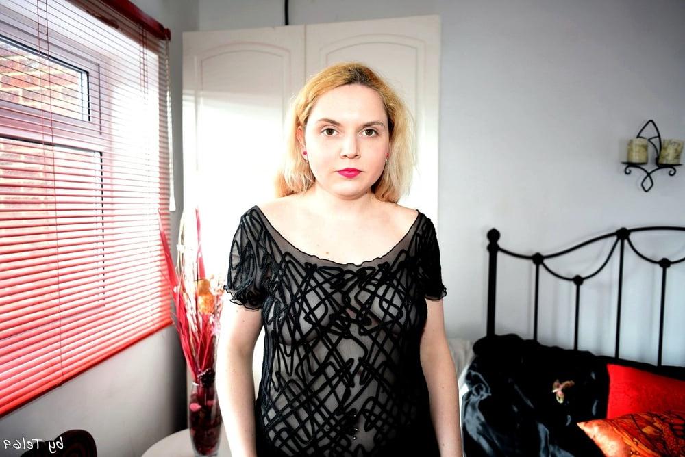 25P Buxom blonde T strips off in the bedroom