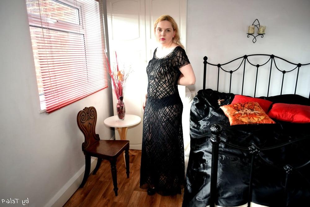 25P Buxom blonde T strips off in the bedroom
