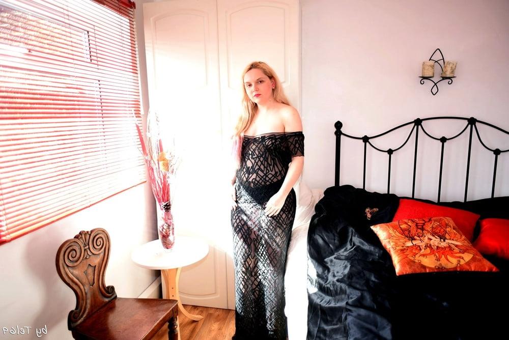 25P Buxom blonde T strips off in the bedroom
