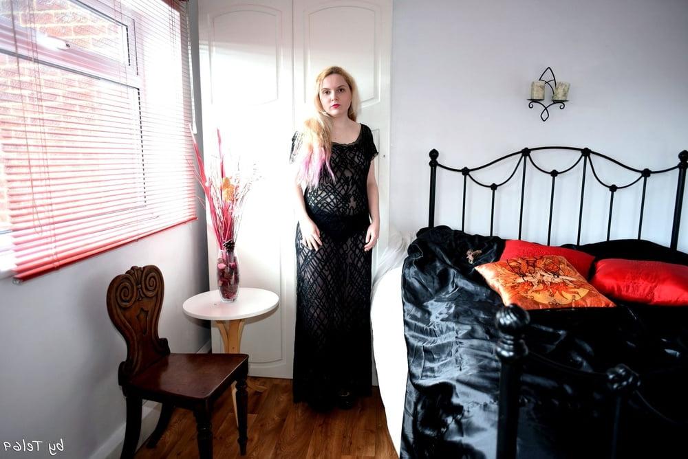 25P Buxom blonde T strips off in the bedroom