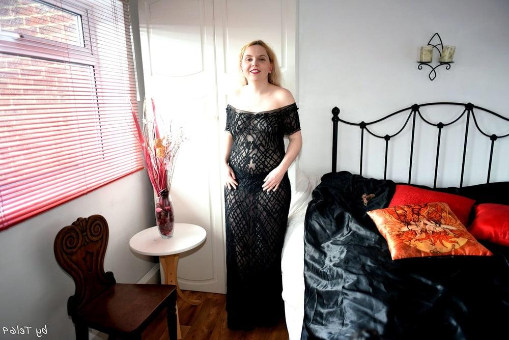 25P Buxom blonde T strips off in the bedroom