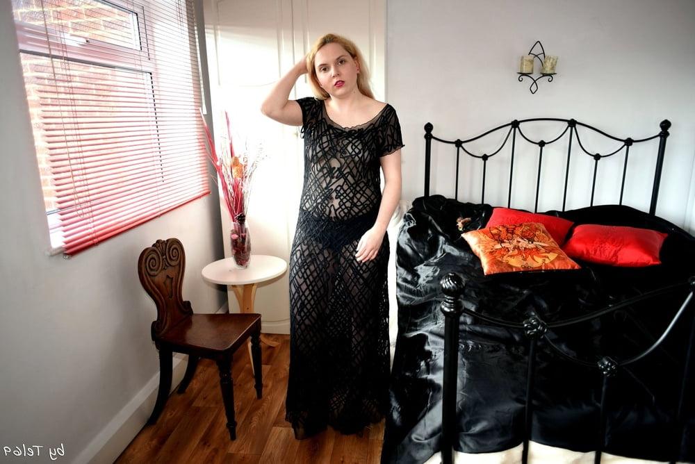 25P Buxom blonde T strips off in the bedroom