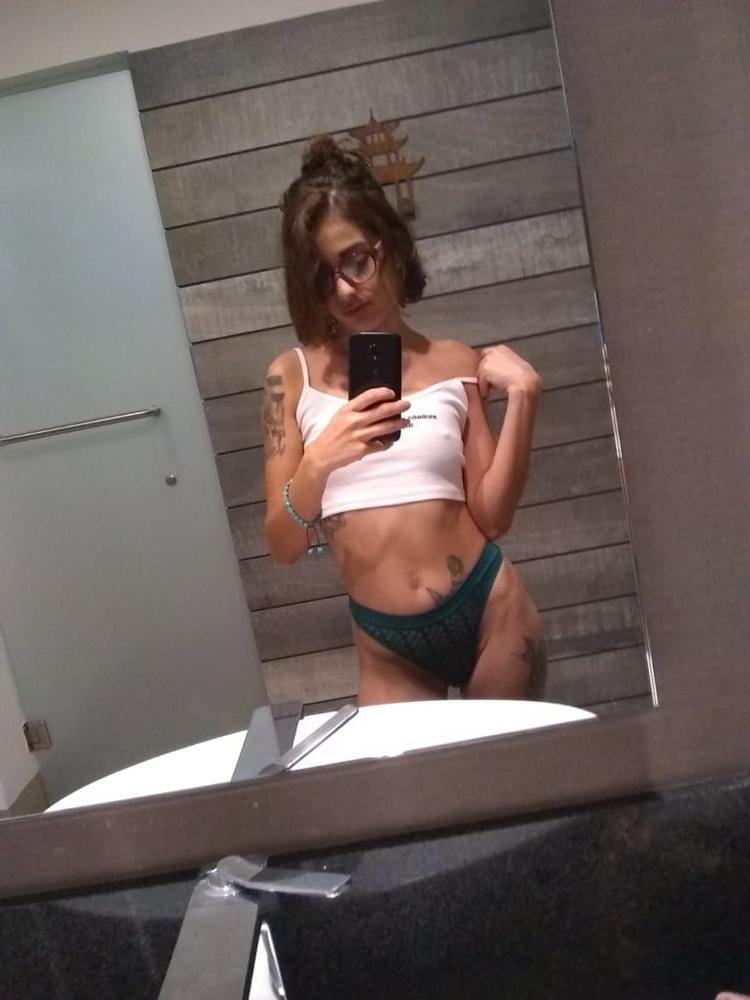 8P SHE MAKE MY DICK HARD
