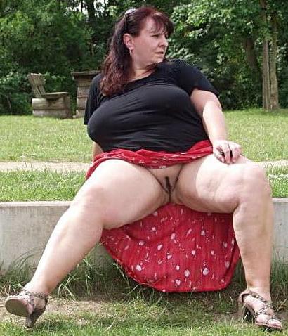 25P mature pussy outdoor