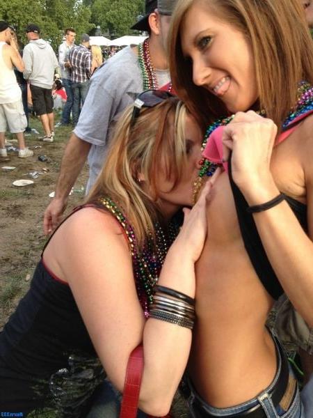25P HELPLESS STRIPPERS AND AROUSED CROWD