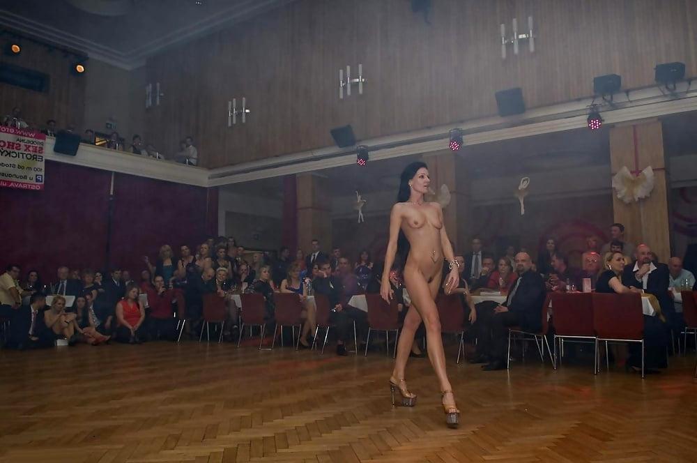 25P HELPLESS STRIPPERS AND AROUSED CROWD