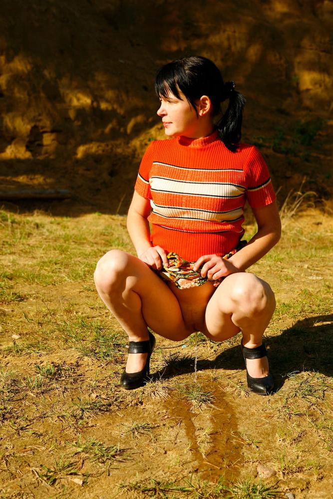 25P Taking A Lengthy Piss In The Great Outdoors Wearing Heels