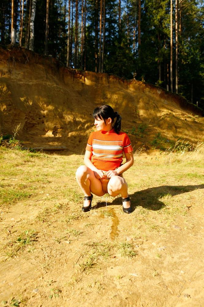 25P Taking A Lengthy Piss In The Great Outdoors Wearing Heels