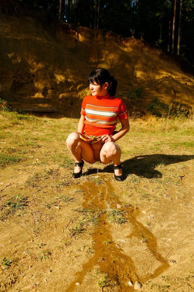 25P Taking A Lengthy Piss In The Great Outdoors Wearing Heels