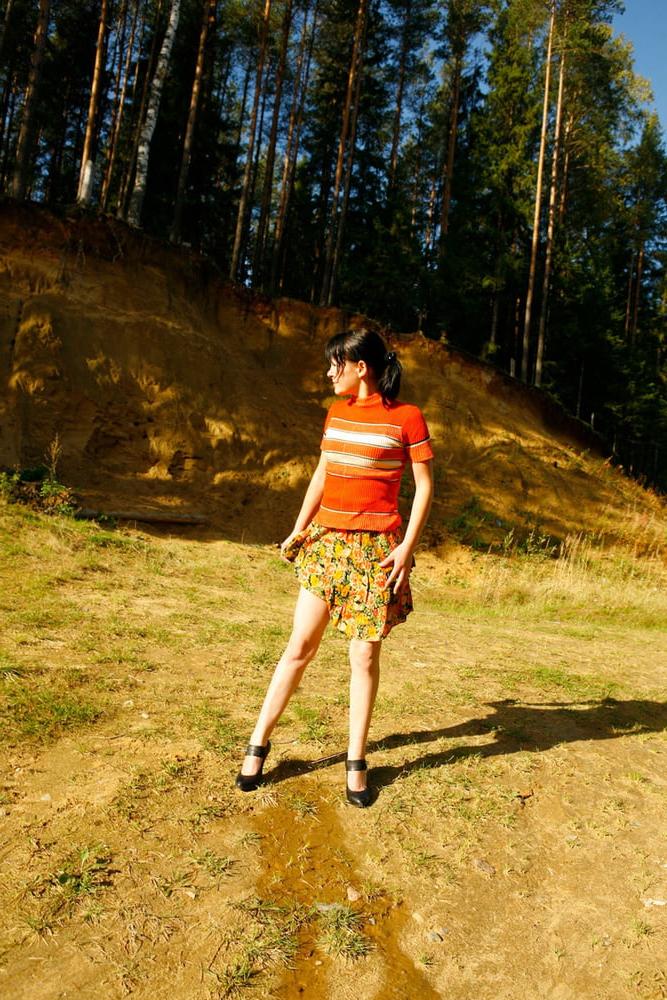 25P Taking A Lengthy Piss In The Great Outdoors Wearing Heels