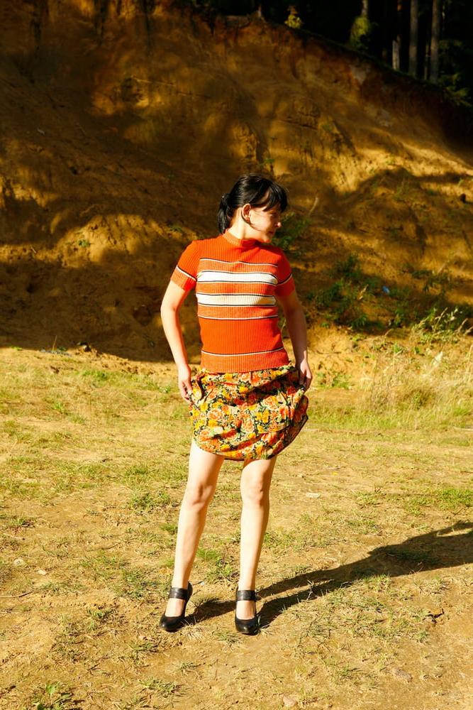 25P Taking A Lengthy Piss In The Great Outdoors Wearing Heels