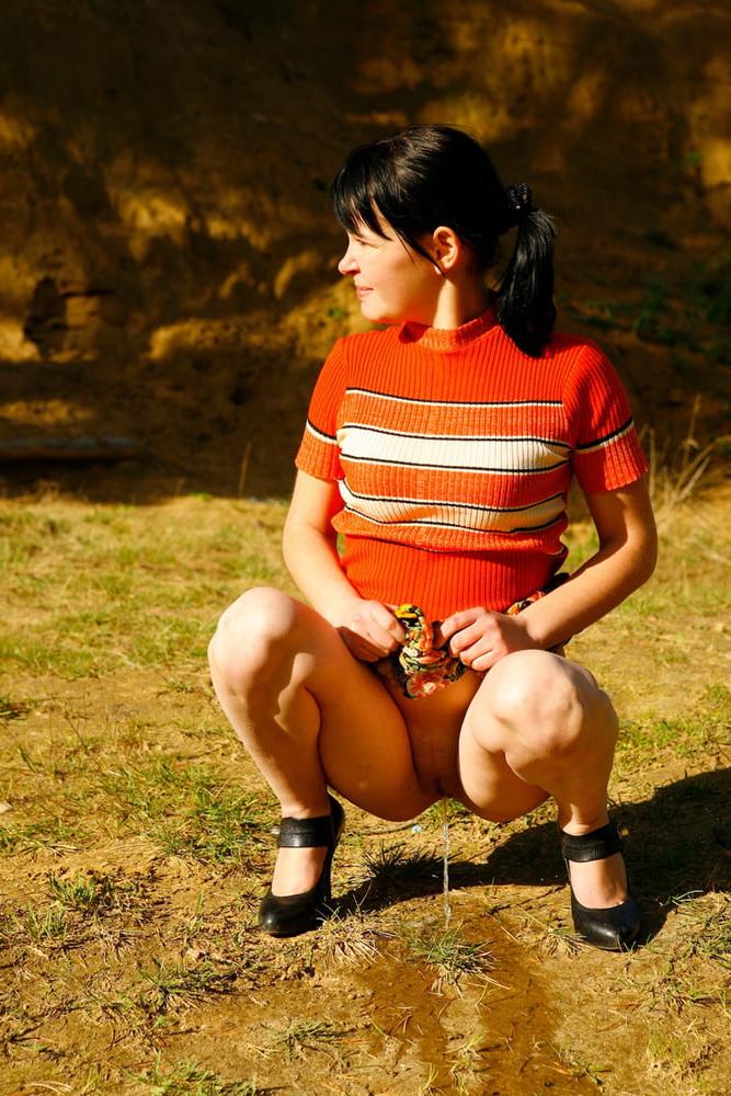 25P Taking A Lengthy Piss In The Great Outdoors Wearing Heels