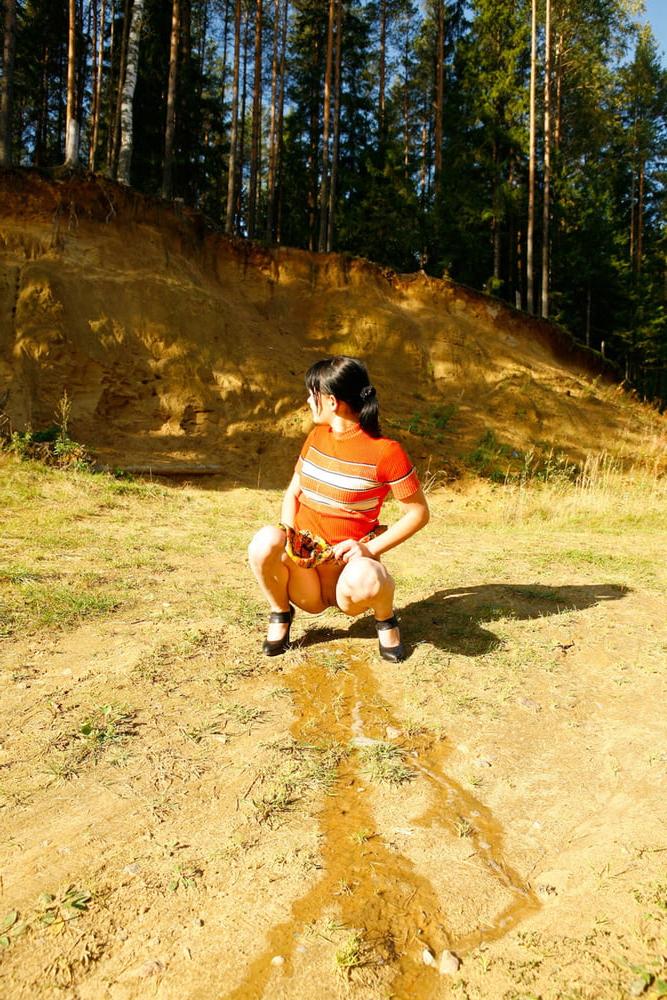 25P Taking A Lengthy Piss In The Great Outdoors Wearing Heels