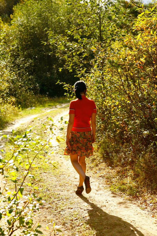 25P Taking A Lengthy Piss In The Great Outdoors Wearing Heels