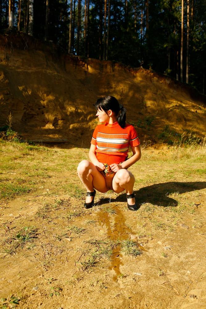 25P Taking A Lengthy Piss In The Great Outdoors Wearing Heels