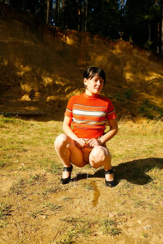 25P Taking A Lengthy Piss In The Great Outdoors Wearing Heels