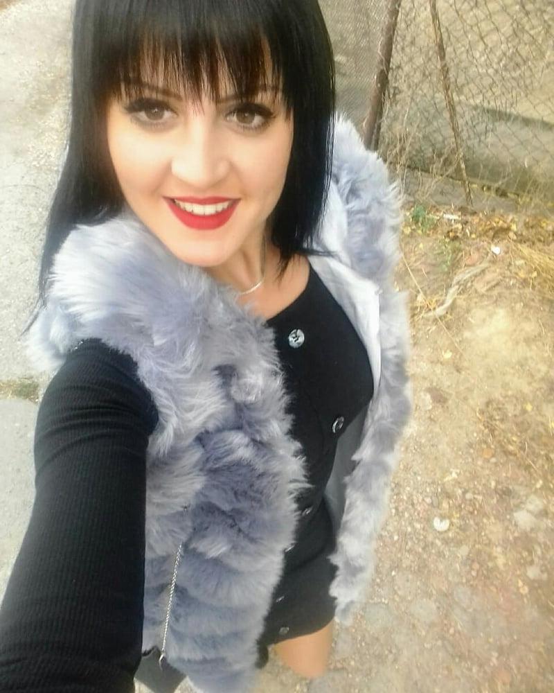 25P Serbian girl - Marija perverzna ukrucuje kurac- za komentare