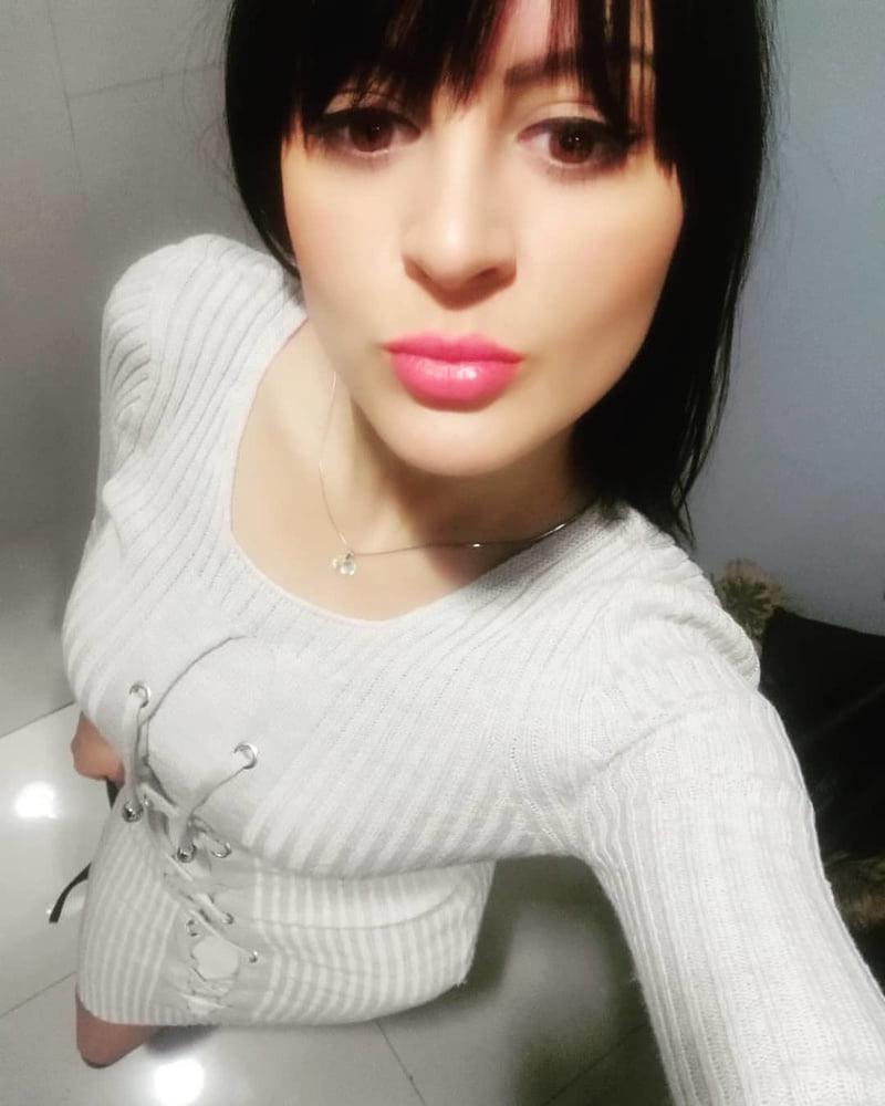 25P Serbian girl - Marija perverzna ukrucuje kurac- za komentare