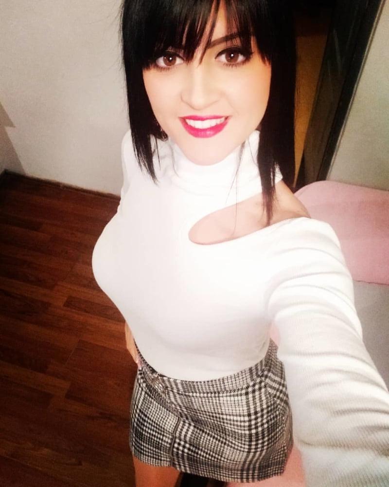 25P Serbian girl - Marija perverzna ukrucuje kurac- za komentare