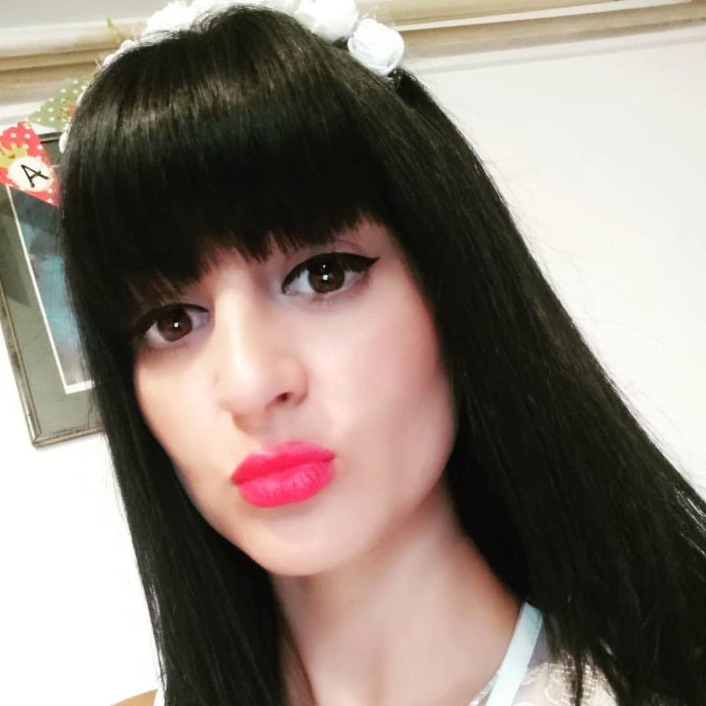 25P Serbian girl - Marija perverzna ukrucuje kurac- za komentare
