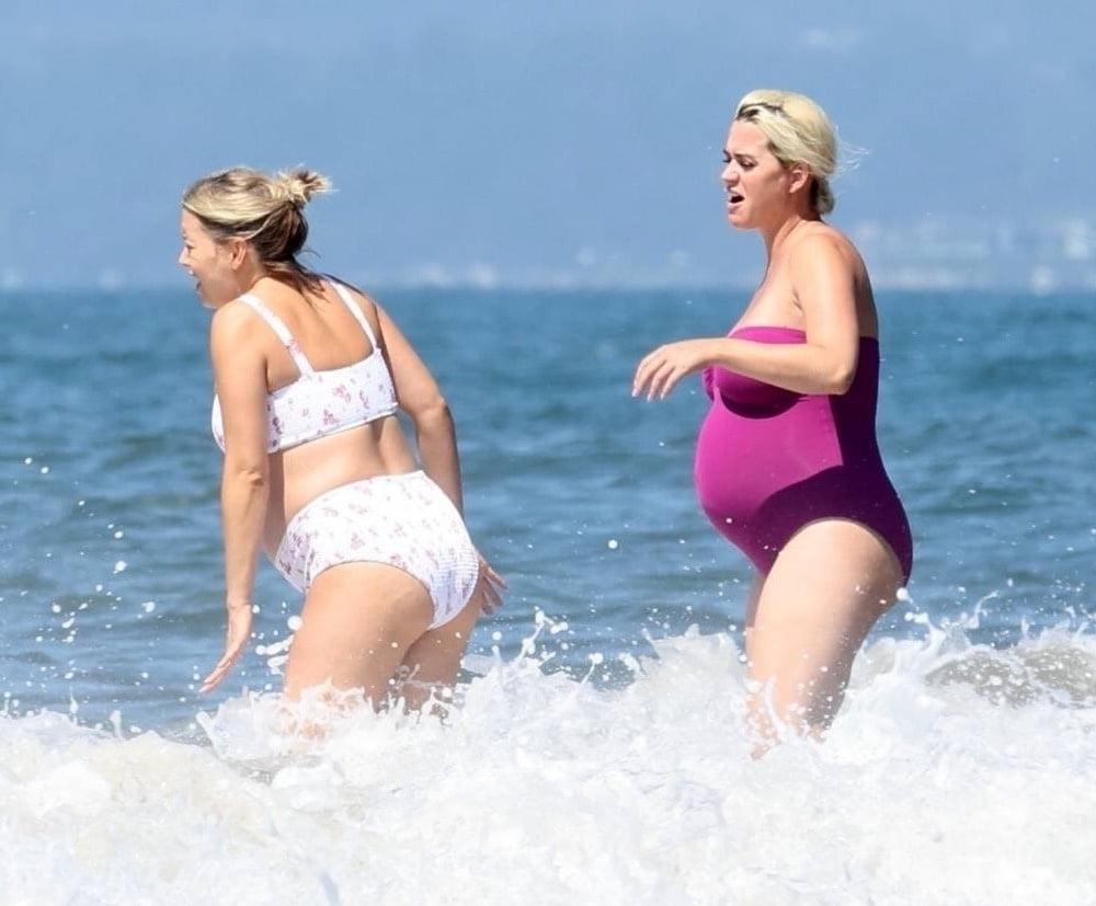 12P Katy Perry &amp; friend, pregnant in swimsuits.