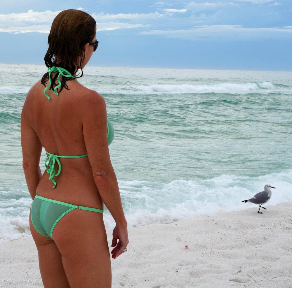25P Gorgeous Mum's in Swimsuits
