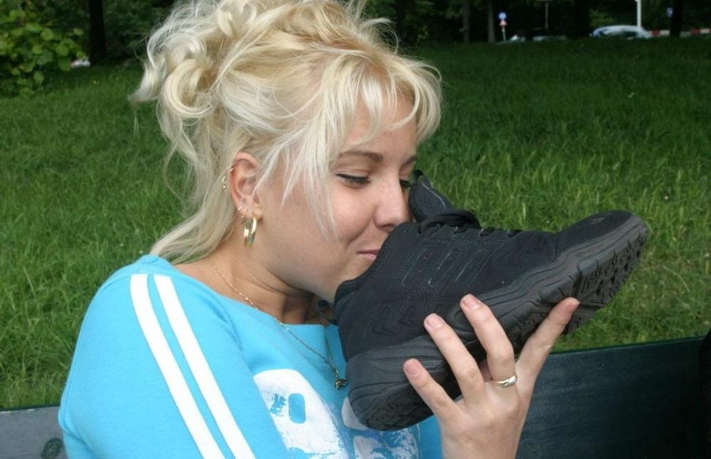 25P sniffing high heels shoes