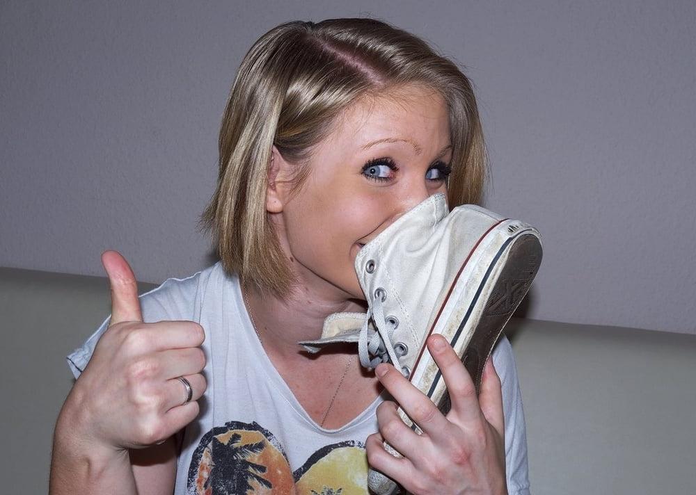 25P sniffing high heels shoes