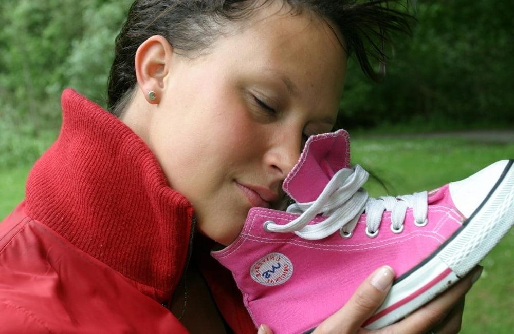25P sniffing high heels shoes