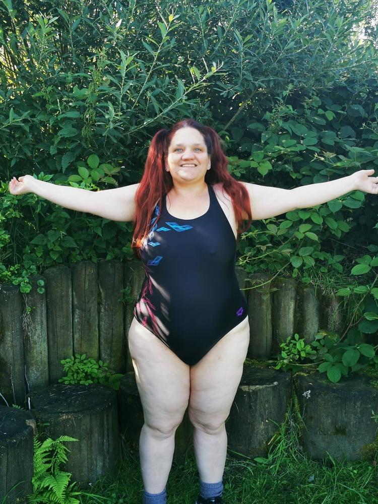 5P enjoying the good weather in a swimsuit