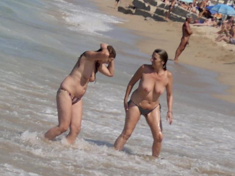 18P Busty topless beach 16