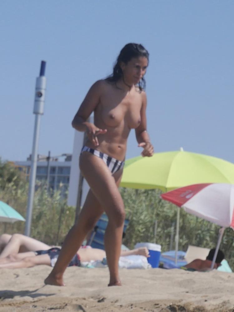 18P Busty topless beach 16