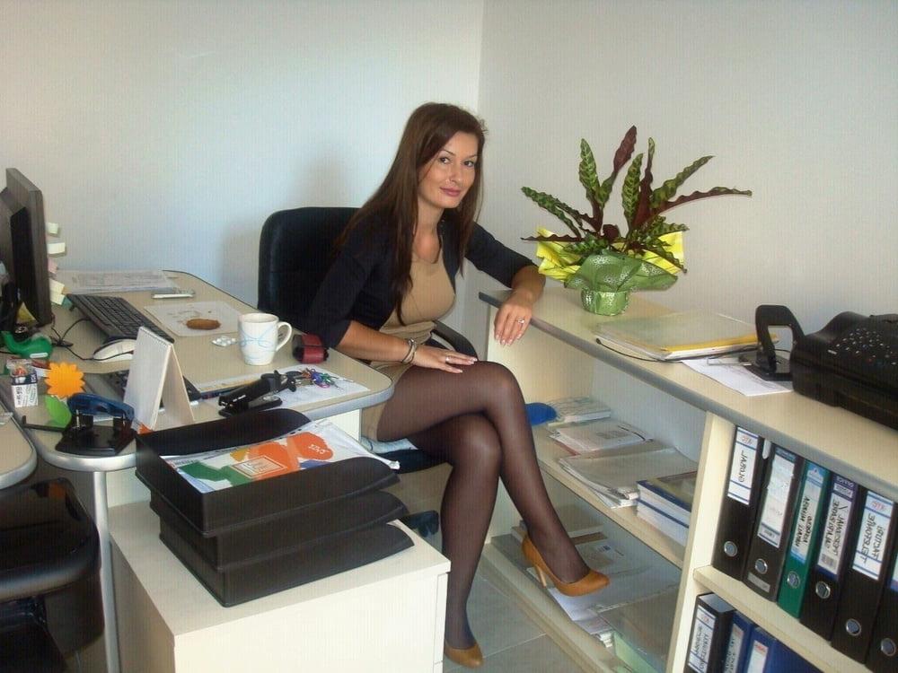 16P Real Russian office: legs, pantyhose, heels