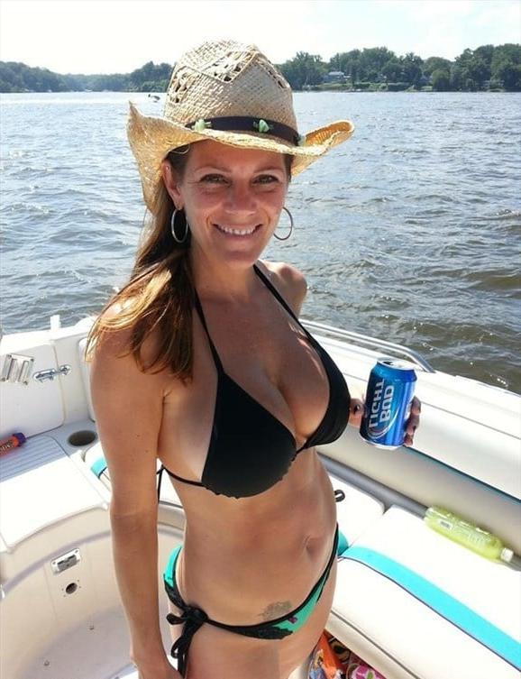 25P US beautiful busty milf top huge