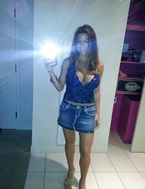 25P US beautiful busty milf top huge
