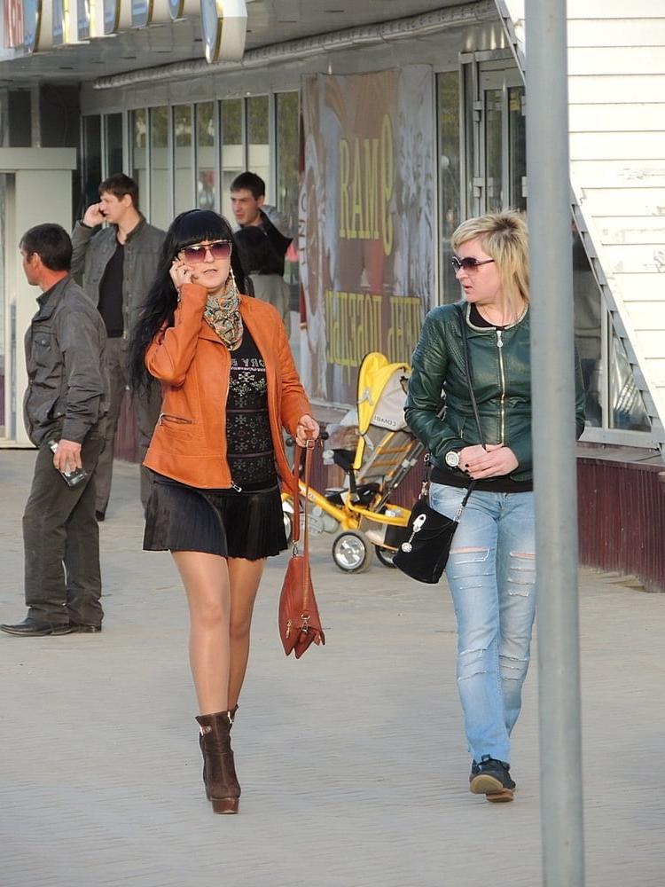 25P sexy street ladies in pantyhose