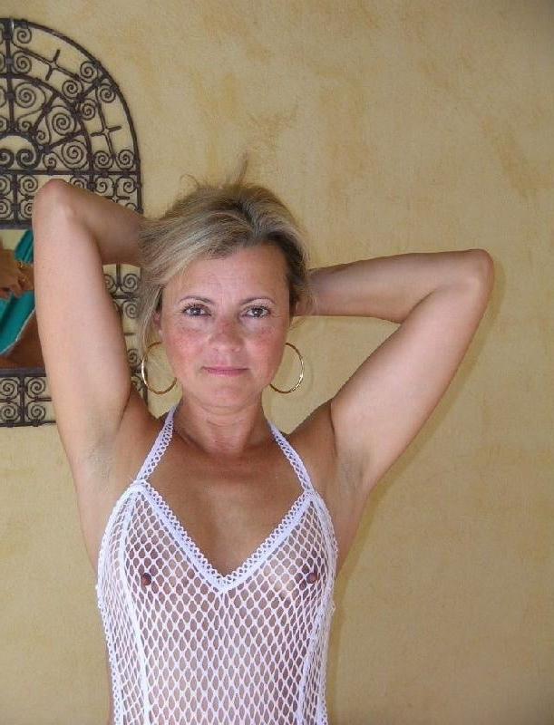 25P Mature French Hottie Posing
