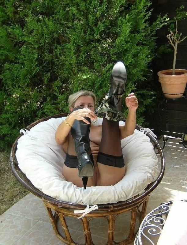 25P Mature French Hottie Posing