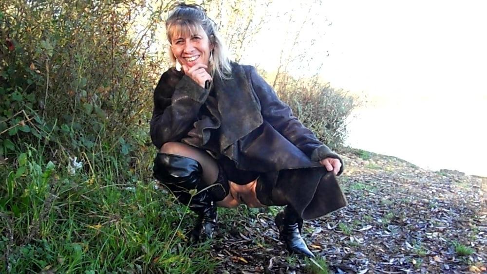 10P Lisa pee in the forest