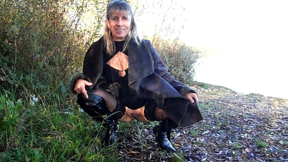 10P Lisa pee in the forest
