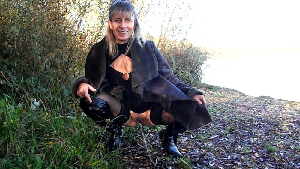 10P Lisa pee in the forest