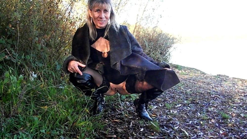 10P Lisa pee in the forest