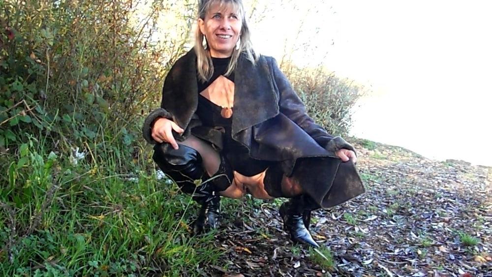 10P Lisa pee in the forest