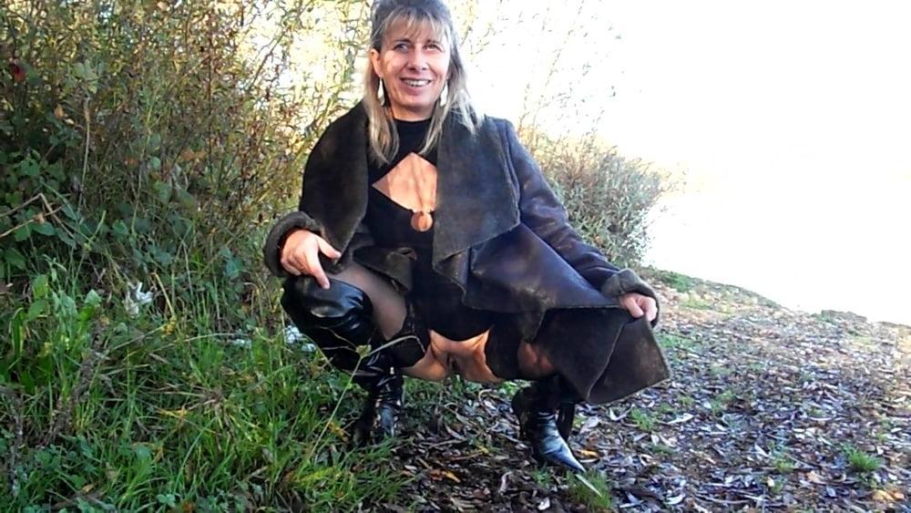 10P Lisa pee in the forest