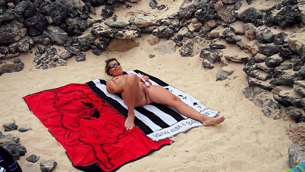 25P Lisa exhib at the beach