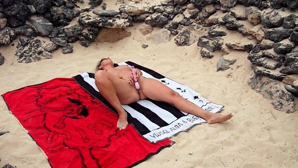 25P Lisa exhib at the beach