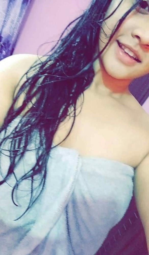 9P Pakistani Selfies